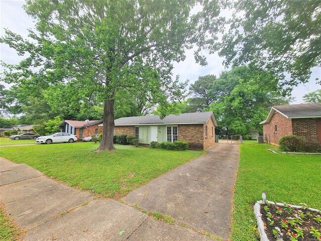 Foto del edificio - 516 Lawndale Ln