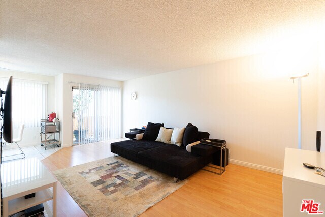 Foto del edificio - 525 N Sycamore Ave