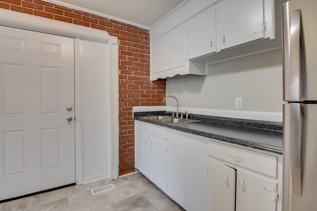 Building Photo - 1825 Medlar St