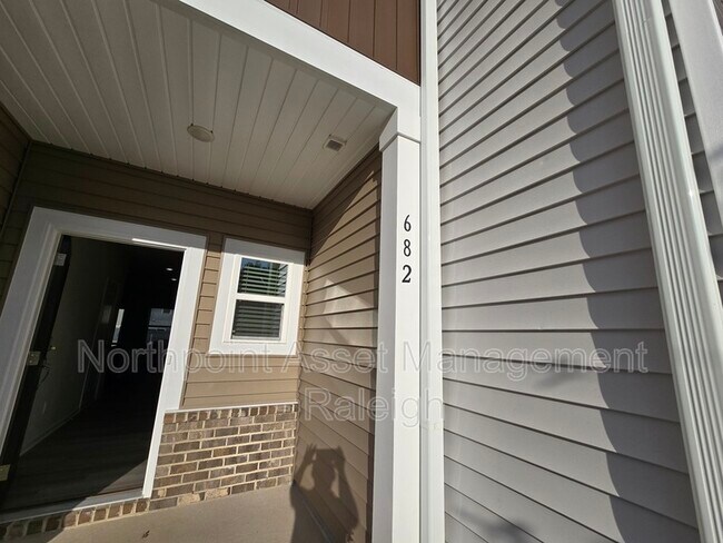 Building Photo - 682 Rolling Flds Dr