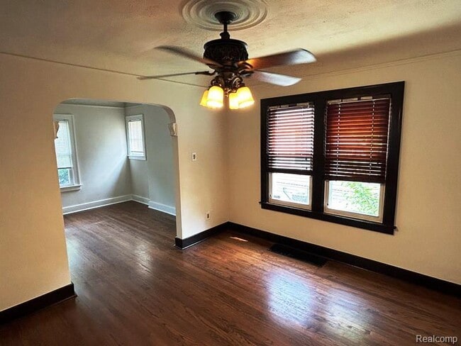 Building Photo - 817 N Dorchester Ave