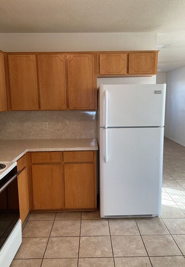 Building Photo - AVAILABLE NOW!