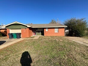 Building Photo - 1009 SW 65th St