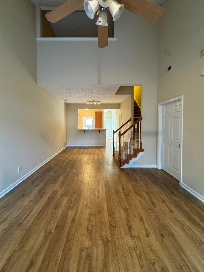 Foto del edificio - 3 Bed 2.5 Bath Townhome with New Flooring and Paint
