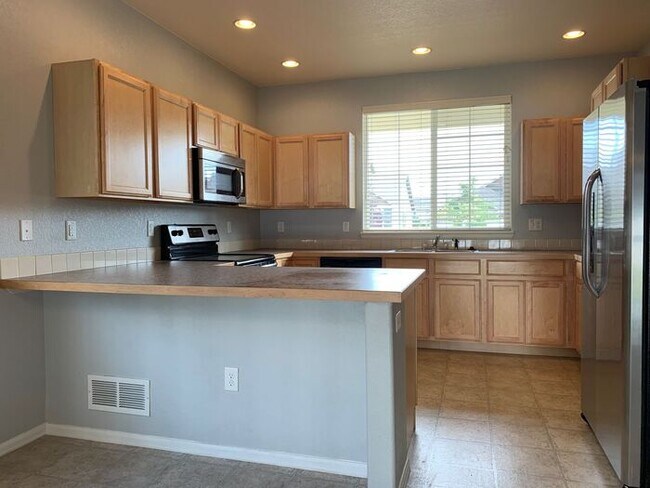 Building Photo - Fantastic 4 Bedroom House