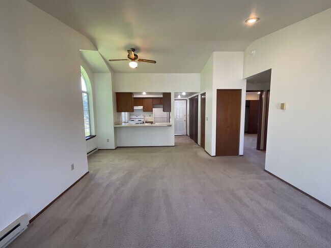 Building Photo - 2 Bed, 1 Bath Apartment with Parking Space...