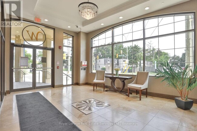 Photo du bâtiment - 205 Lakeshore Rd W