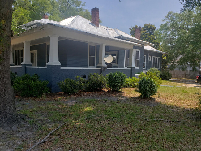 Building Photo - 741 Bridge St