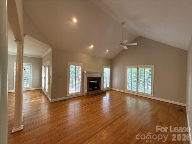 Foto del edificio - 2649 Willowbrook Dr