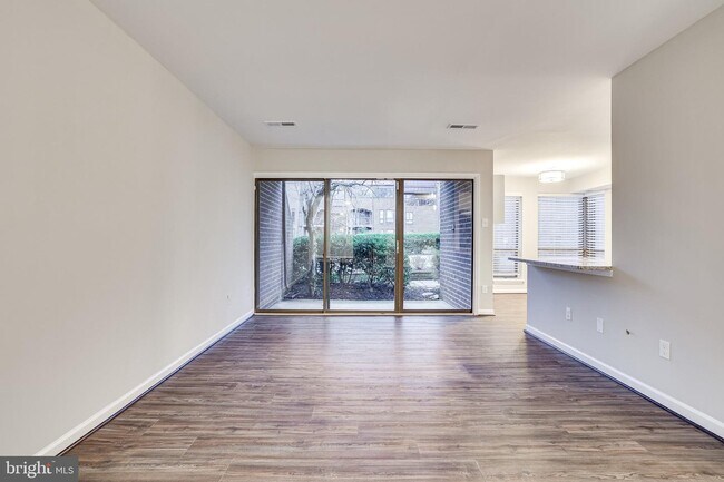 Foto del edificio - 11228 Chestnut Grove Square