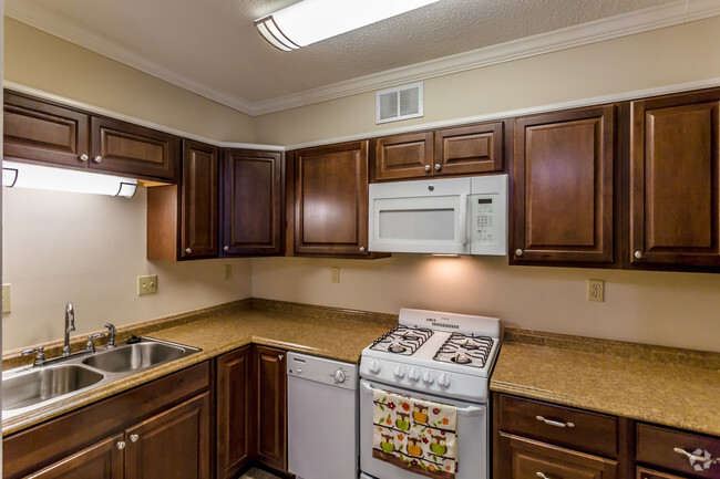 Kitchen - The Lakewood House Apartments