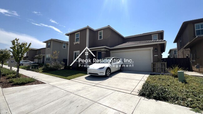 Foto del edificio - Still looks new. 4-bedroom home in North N...