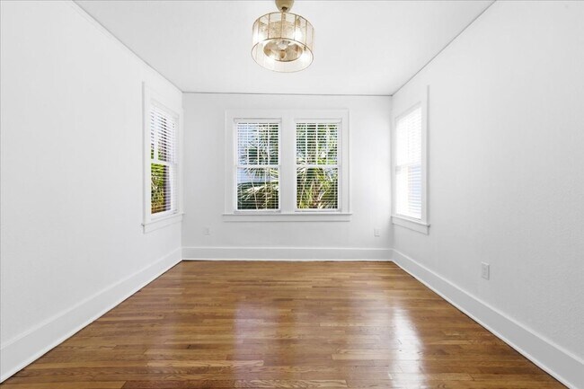 Building Photo - Move-In Ready 3BR/1.5BA Home with Private Backyard