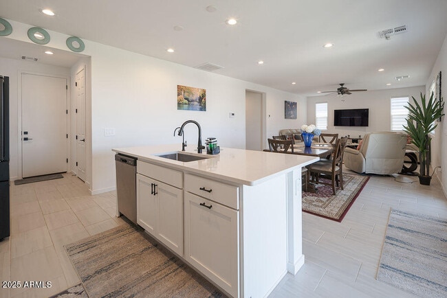 Foto del edificio - 2820 N 196th Dr