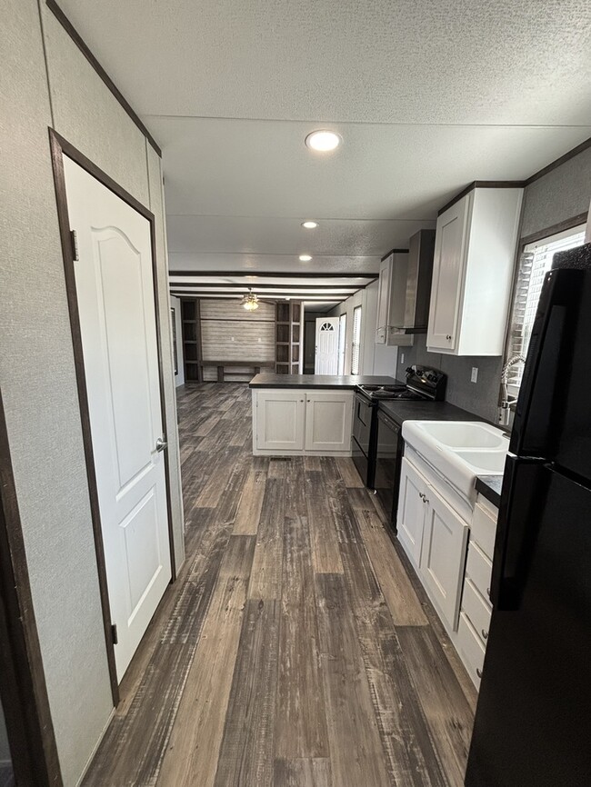 Building Photo - 200 Raider Ln Building Photo - 200 Raider Ln