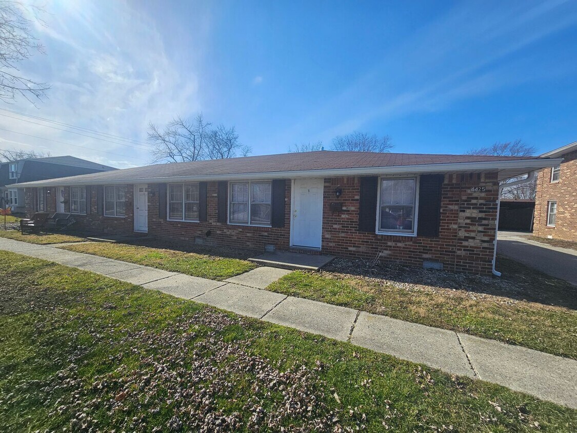 Primary Photo - 4425 Columbus Ave