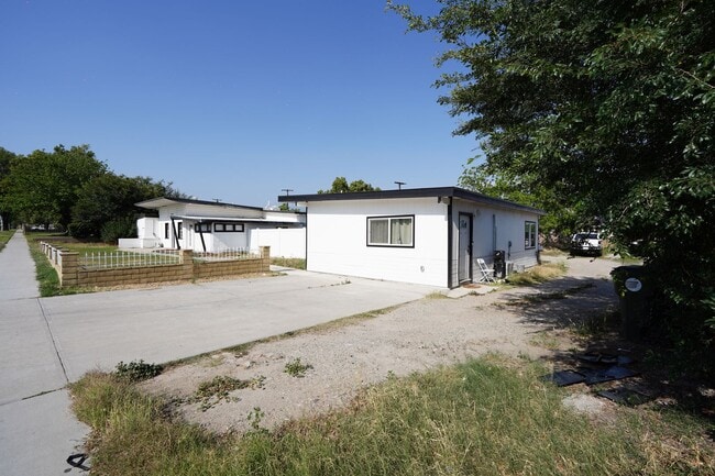 Building Photo - 1443 N Riverside Ave