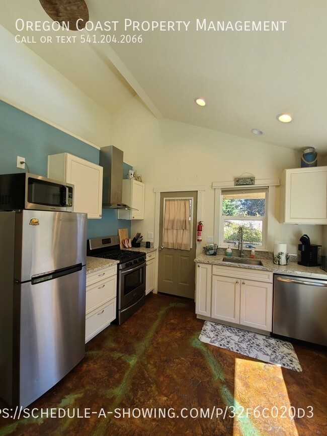 Building Photo - Fully Furnished 2bed/1bath Home