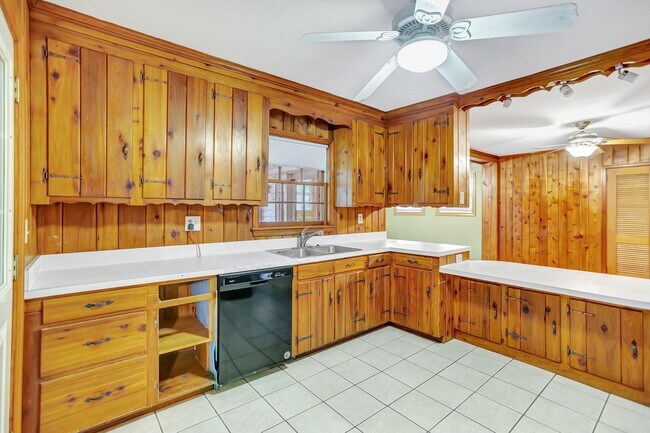 Building Photo - Located in the heart of West Ashley