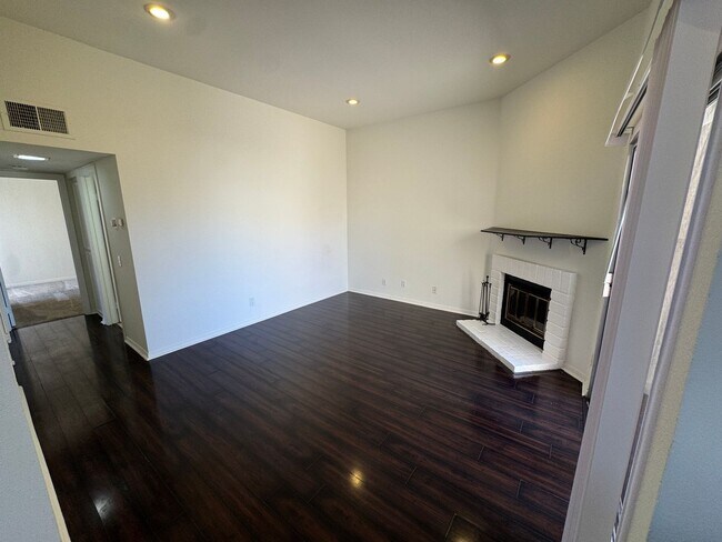 Foto del edificio - Spacious 2-Bedroom Townhome with Attached Garage and Washer/Dryer– El Cajon