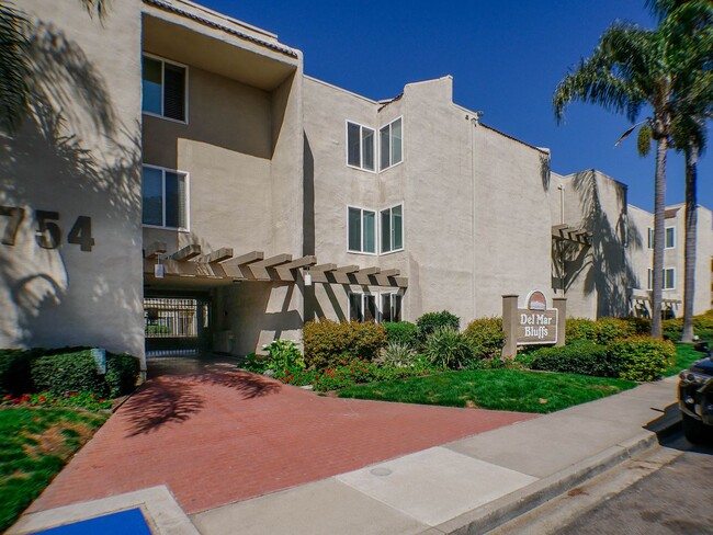 Foto del edificio - 2 bedroom/2 bath CONDO in Del Mar Bluffs