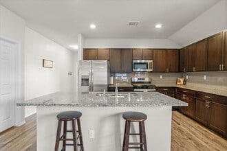 Building Photo - 627 E Fairway Lake Dr