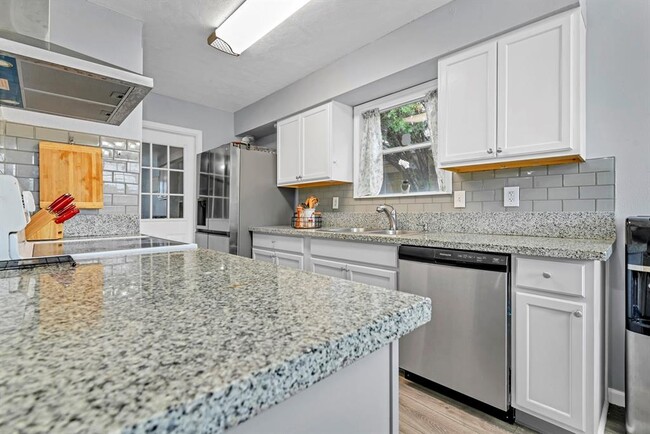 Building Photo - 2714 Skelton Dr