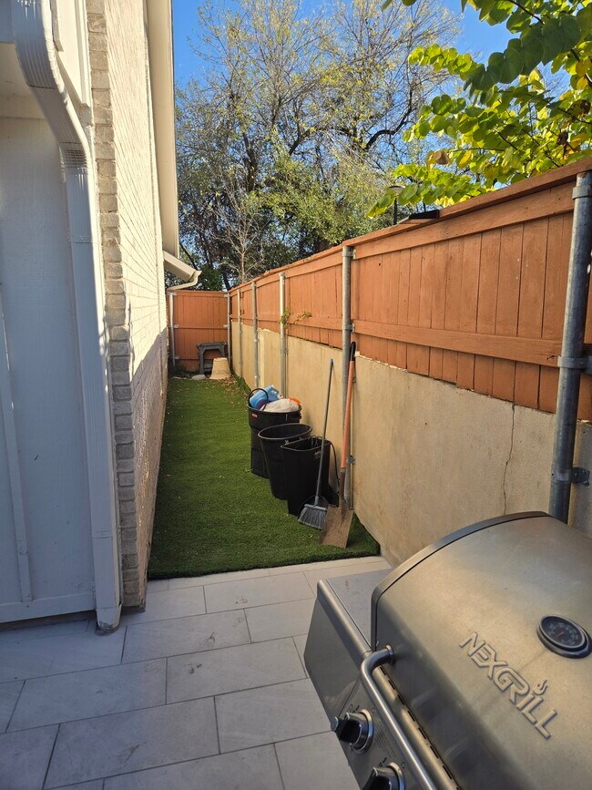 Foto del edificio - 7401 Sordello Dr