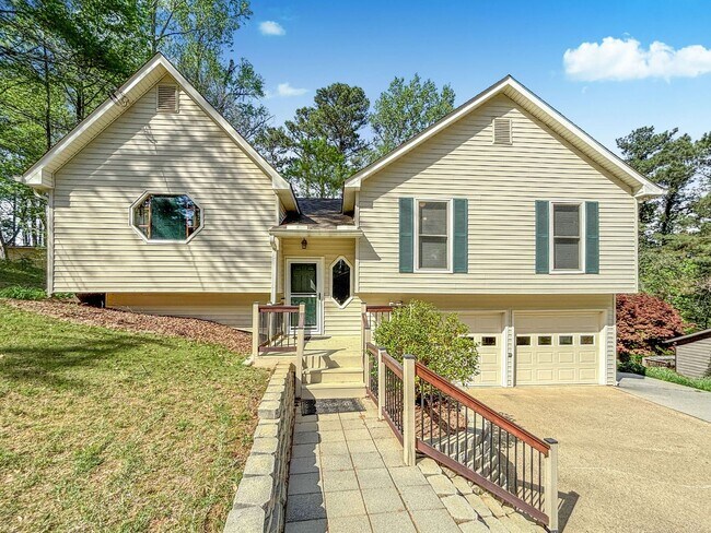 Foto del edificio - Charming 3-Bedroom Home in the Heart of Kennesaw!