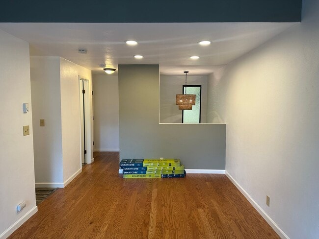 Building Photo - Updated 2 bedroom 1.5 bath condo!