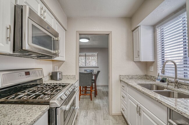 Building Photo - 311 Zenith Dr