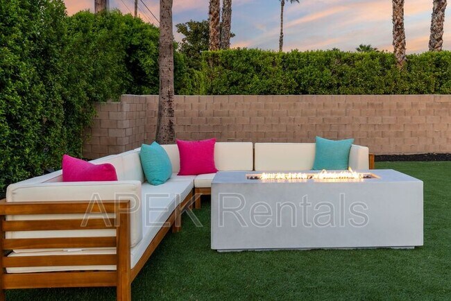 Building Photo - 2056 Paseo Roseta