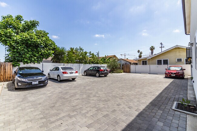 Building Photo - 1121 W 39th Pl