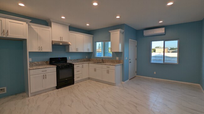 Building Photo - 13469 Siskiyou St