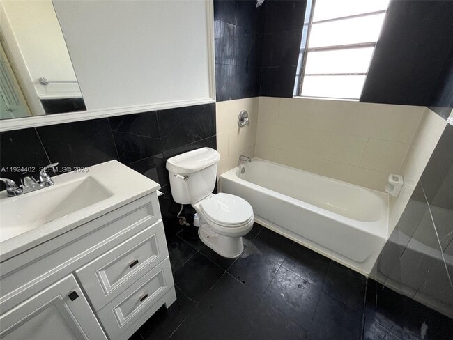 Building Photo - 9460 Fontainebleau Blvd