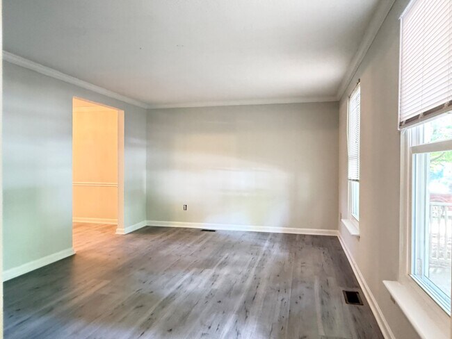 Foto del edificio - 4 Bedroom Single Family Home in Cary - No HOA