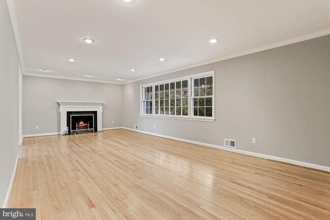Building Photo - 9011 Stoneleigh Ct