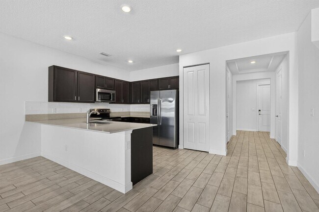 Foto del edificio - 4408 Hemlock Dr