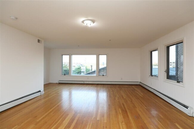 Building Photo - 8913 Riverside Pl