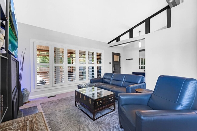 Building Photo - 670 Coronation Ave.