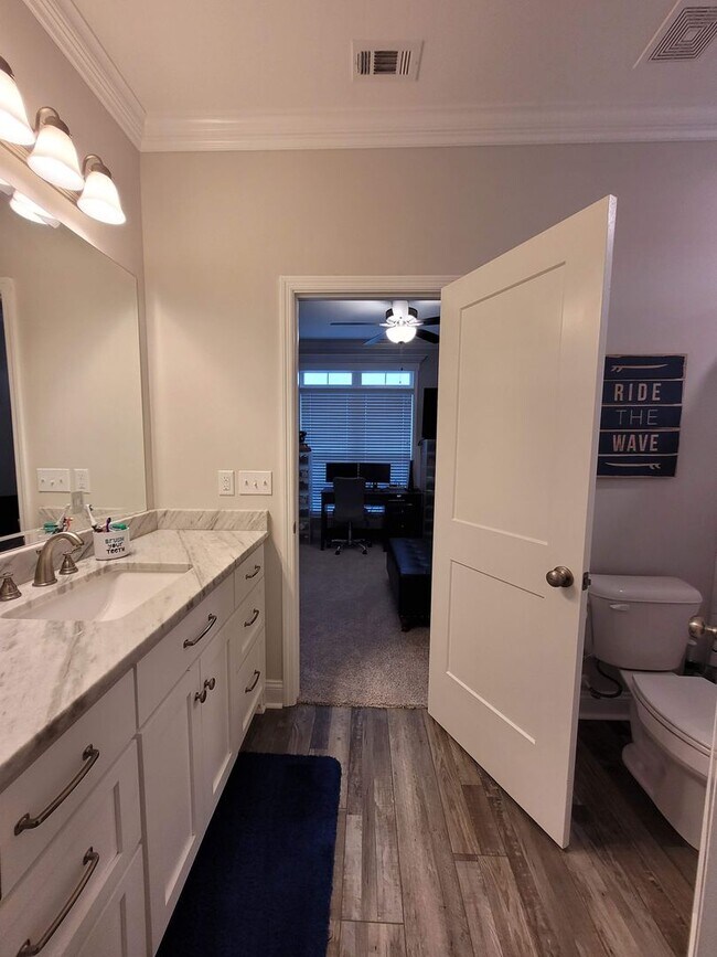 Foto del edificio - Serene Living in Patriots Point: 4BR/3BA H...