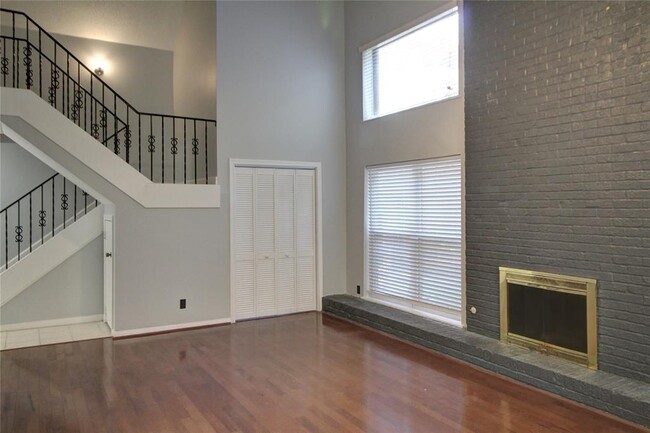 Building Photo - 10 Kings Row