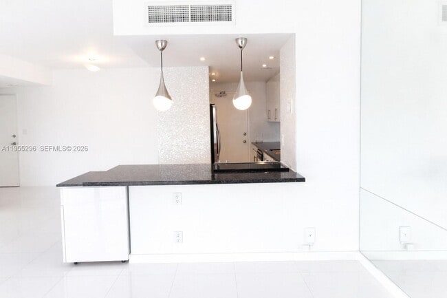 Foto del edificio - 880 NE 69th St