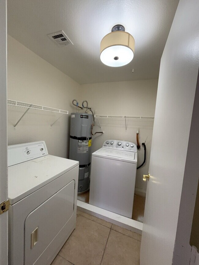 Foto del edificio - COZY 2 BEDROOM 2 FULL BATH CONDO LOCATED ON SECOND LEVEL