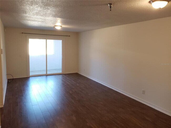 Foto del edificio - 15215 Amberly Dr