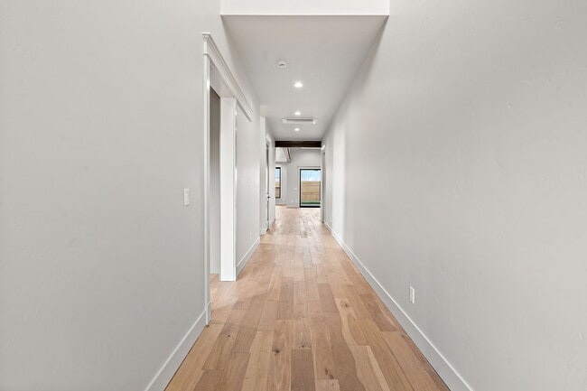 Building Photo - 116 S Carbon Rivet Ave