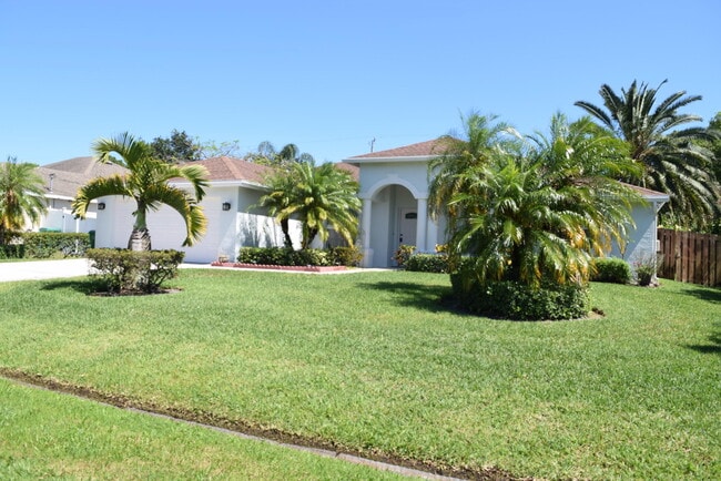 Building Photo - 1074 SW Janar Ave