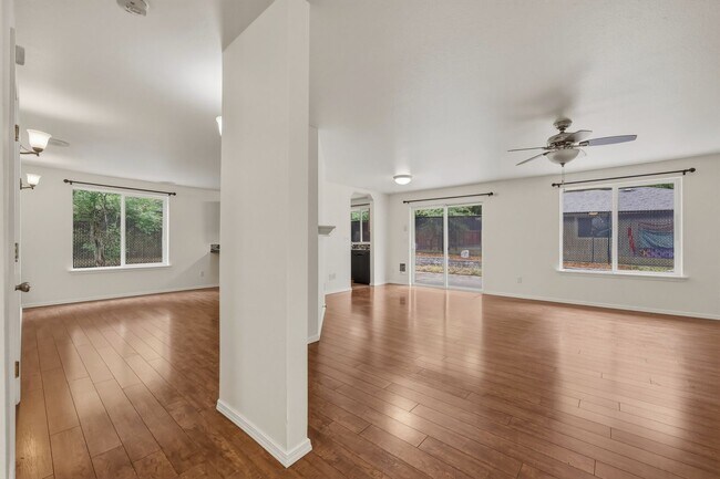 Foto del edificio - Beautifully Updated 3-Bedroom Rambler with Open Floor Plan & Private Fenced Yard