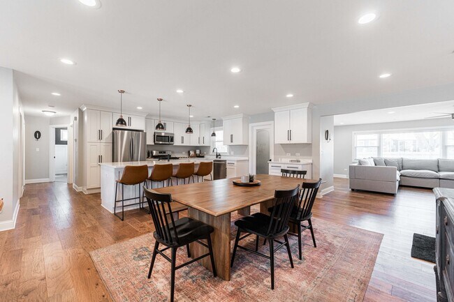 Building Photo - 15050 Holiday Ct