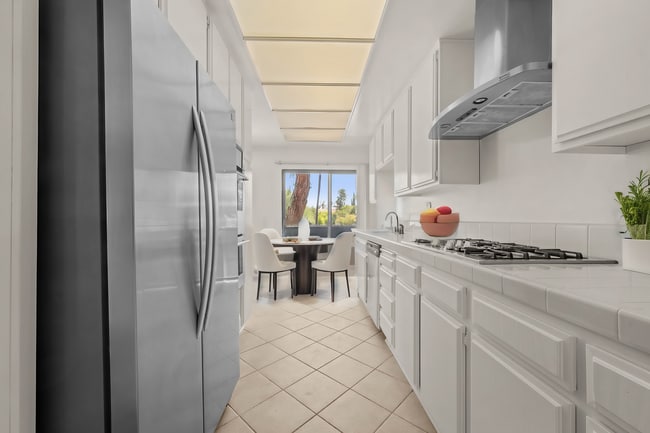 Building Photo - Tarzana Townhome – 2BR/2.5BA + Community P...